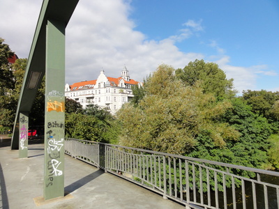 Rotes Dach, grünes Ufer