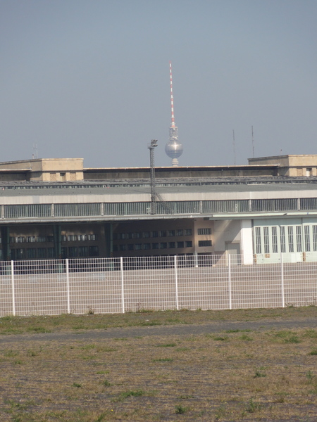 Fernsehturm vom Tempelhofer Feld