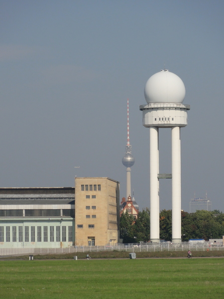 Fernsehturm vom Tempelhofer Feld