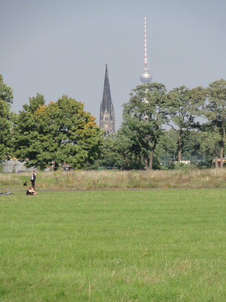 Fernsehturm vom Tempelhofer Feld