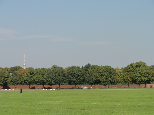 Fernsehturm vom Tempelhofer Feld