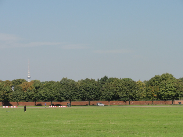 Fernsehturm vom Tempelhofer Feld